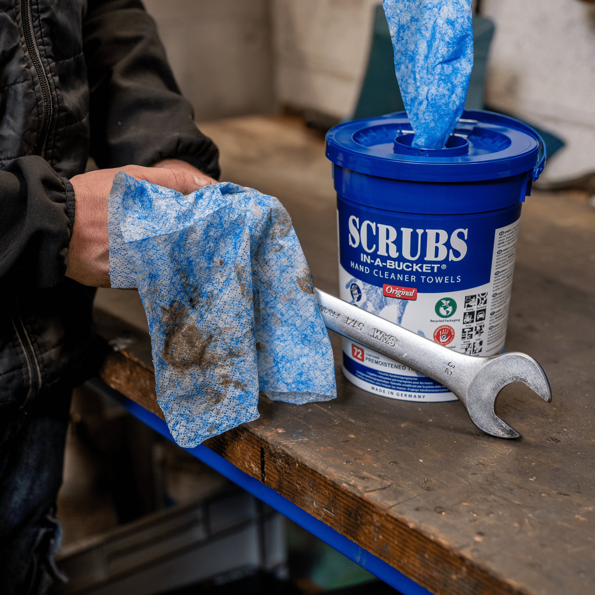 42272---scrubs_2200x200px_5_optimized Scrubs torkduk_våtservett 42272 pgexportab1983_actionbild