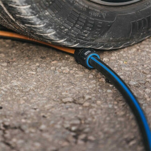 Med Fiskars FiberComp™ slangreparator kan du snabbt och enkelt reparera eller förlänga slangar på Ø 13–15 mm (1/2–5/8